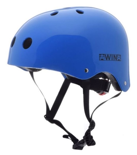 Modrá helma BMX na eletrokoloběžku