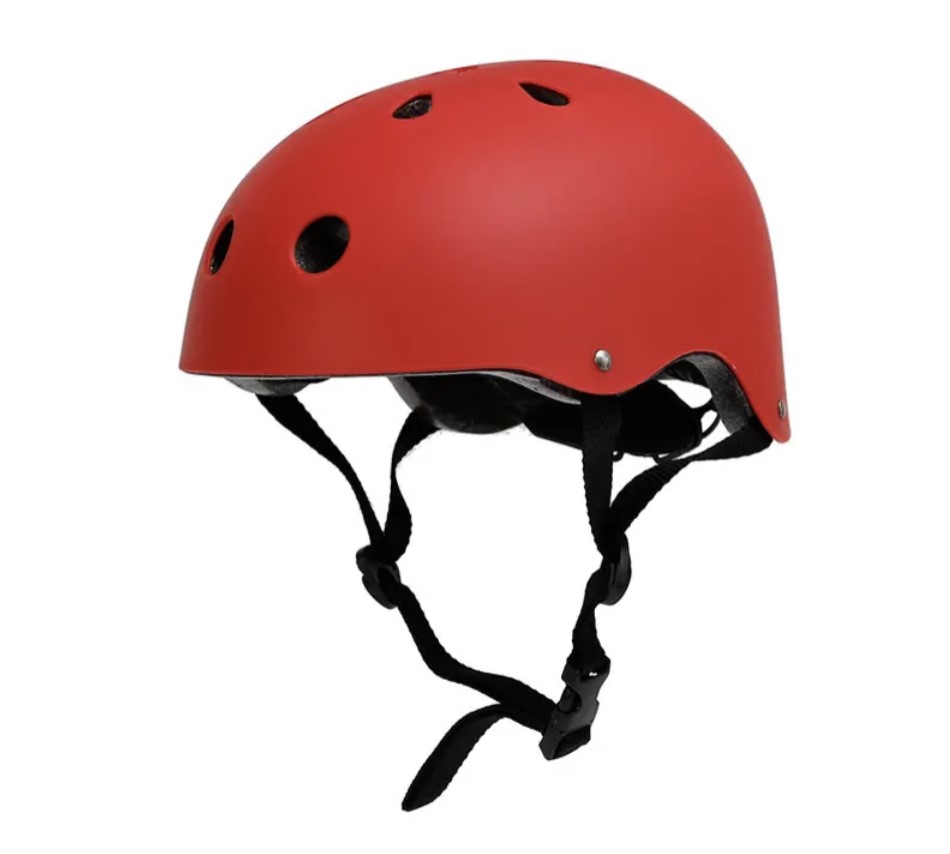 Červená helma BMX na eletrokoloběžku